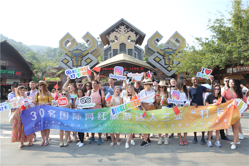 1、20國(guó)旅游達(dá)人聚焦檳榔谷外國(guó)人講述不一樣的黎村故事