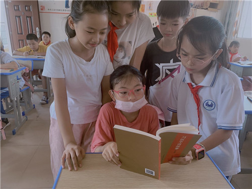 海棠區進士小學學生利用晨讀時間，共讀《習近平講故事》（少年版）圖書。