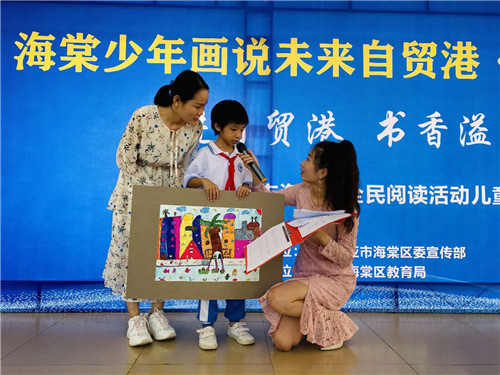 《貨船能源區》里，椰子樹可以變成能源，這是海棠一小學生蔡曉琪心中的未來自貿港。