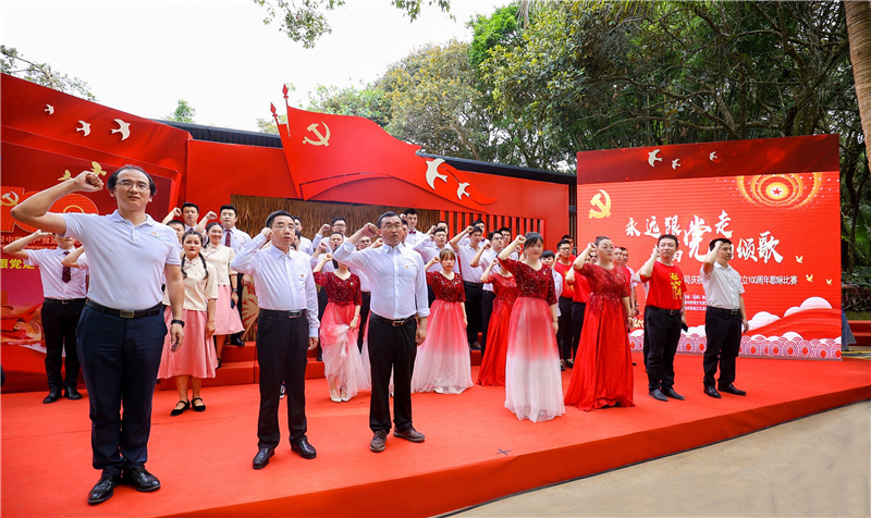 現(xiàn)場黨員同志莊嚴宣誓